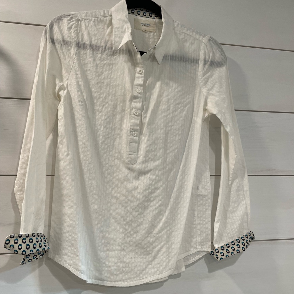 Anthropologie white collared shirt w pattern at collar and sleeve cuffs. XS.